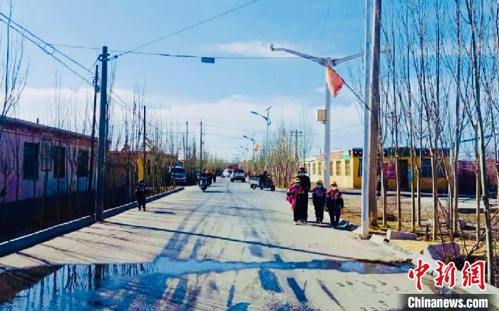 圖為黃河源昆侖社區(qū)馬路的一角?！「駹柲臼形麄鞑?供圖