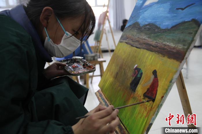 圖為學(xué)生跟著老師學(xué)習(xí)繪畫?！『F龍 攝