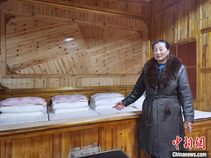 圖為德吉村村民鬧尖措介紹自家農(nóng)家樂?！∑钤鲚?攝