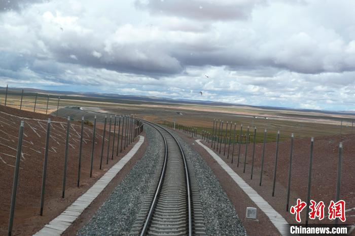 圖為熱棒技術(shù)在青藏鐵路凍土區(qū)的應(yīng)用。(資料圖) 中鐵西北科學(xué)研究院供圖