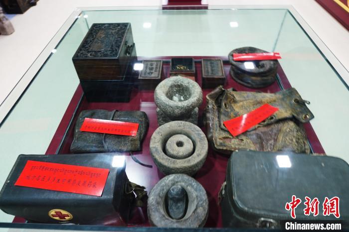 圖為藏醫(yī)傳統(tǒng)制藥石鍋石槽?！●R銘言 攝