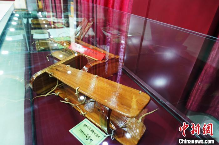 圖為藏醫(yī)外治骨科夾板。　馬銘言 攝