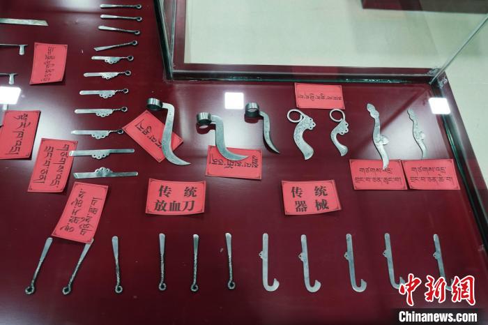 圖為藏醫(yī)古傳統(tǒng)醫(yī)療器械?！●R銘言 攝