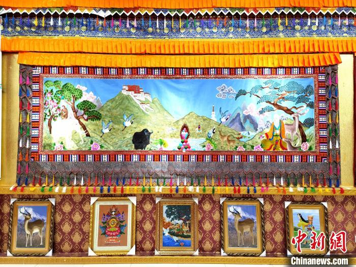 圖為藏繡作品?！∑钤鲚?攝