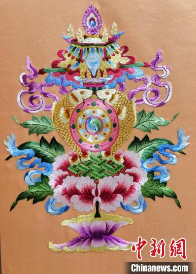 圖為藏繡作品?！∑钤鲚?攝