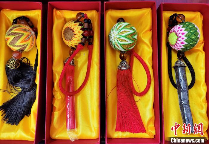 圖為藏繡手工藝品?！∑钤鲚?攝