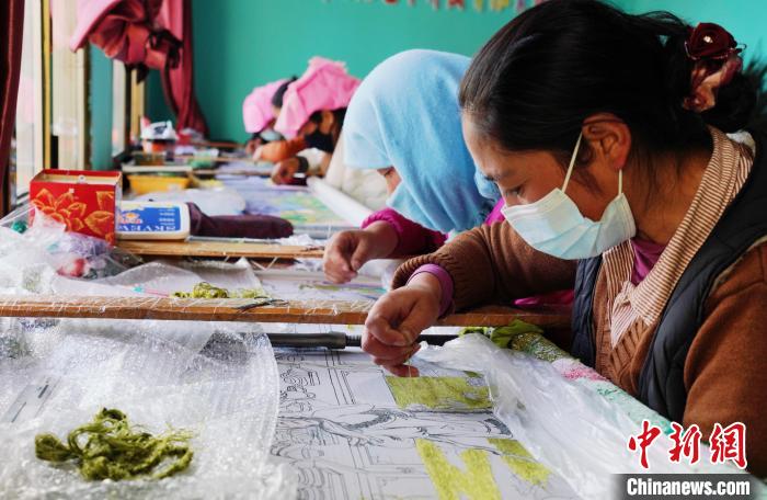圖為繡娘正在進(jìn)行刺繡?！●R銘言 攝