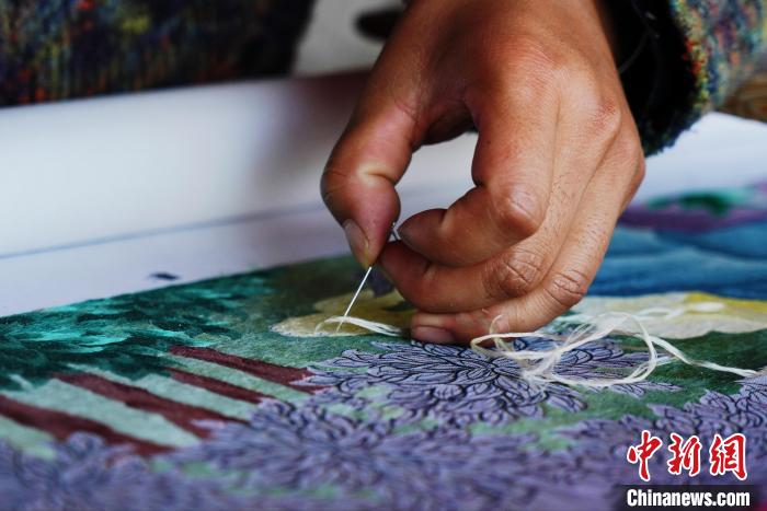 圖為“藏繡”細(xì)節(jié)圖?！●R銘言 攝