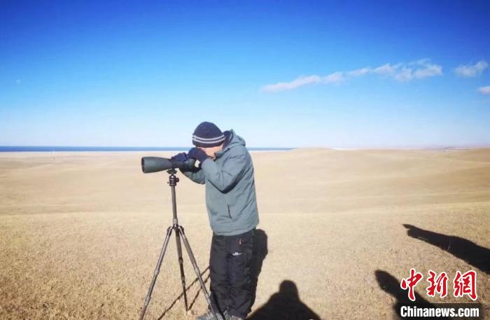 圖為工作人員正在進(jìn)行監(jiān)測?！∏嗪：皡^(qū)保護(hù)利用管理局供圖