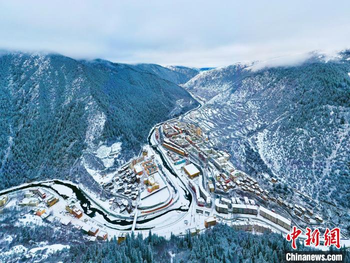 壤塘的雪后美景?！∪捞量h融媒體中心供圖