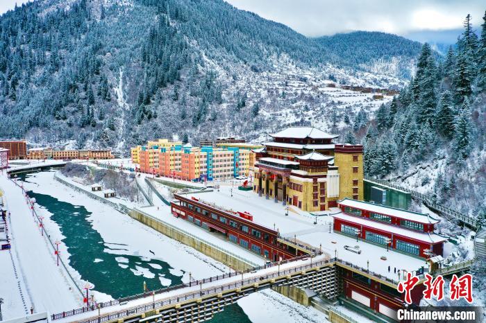 壤塘的雪后美景?！∪捞量h融媒體中心供圖