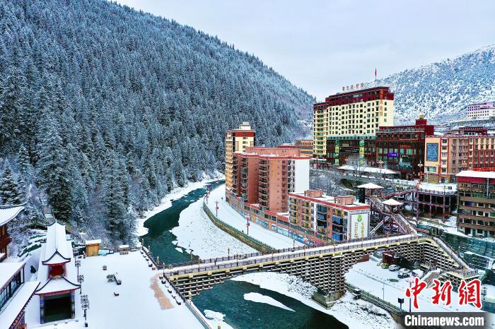 壤塘的雪后美景?！∪捞量h融媒體中心供圖