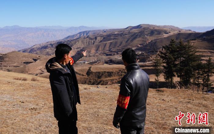 圖為桑杰加(左)和同事望向遠(yuǎn)方?！●R銘言 攝