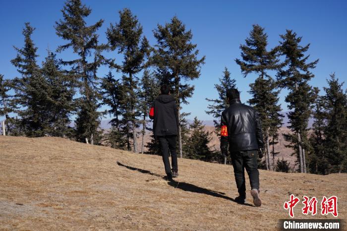 圖為桑杰加(左)和同事巡查林場(chǎng)?！●R銘言 攝