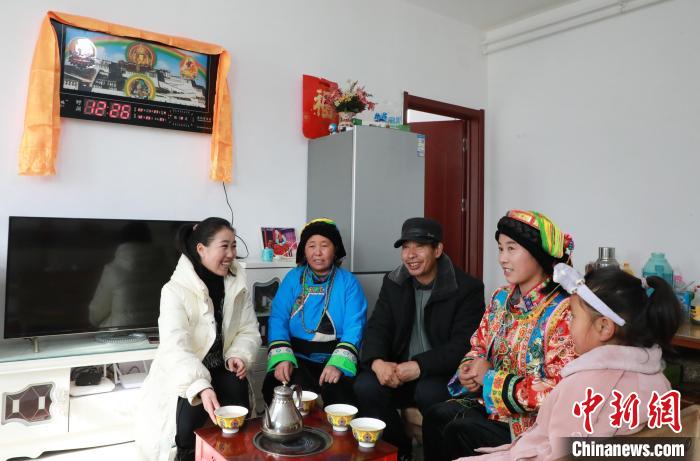 新家是兩層小樓房，一樓布置得充滿現(xiàn)代感，喝著藏式奶茶，一家人聊著今年春節(jié)怎么過?！《∷?攝