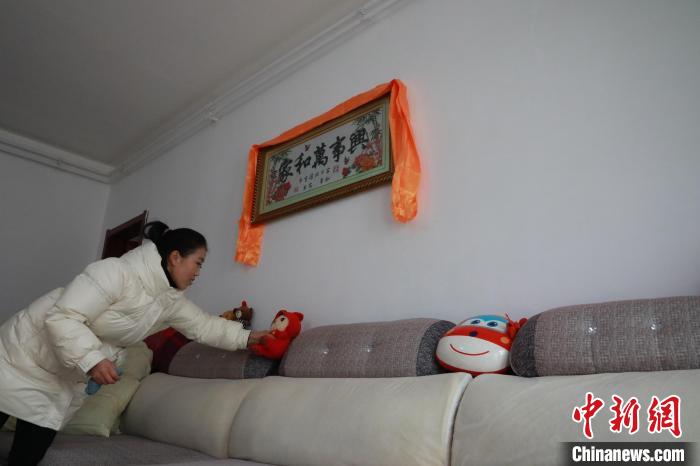 27日，春節(jié)將至，楊周馬草打掃房屋，拆洗沙發(fā)靠墊等?！《∷?攝