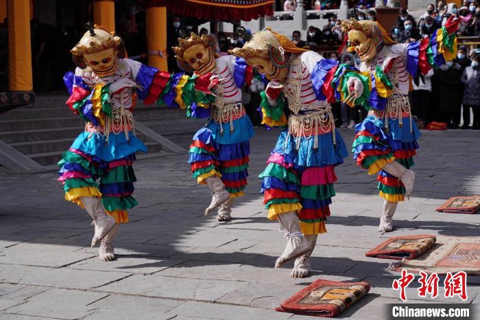 圖為塔爾寺僧侶進行“跳欠”儀式。　馬銘言 攝