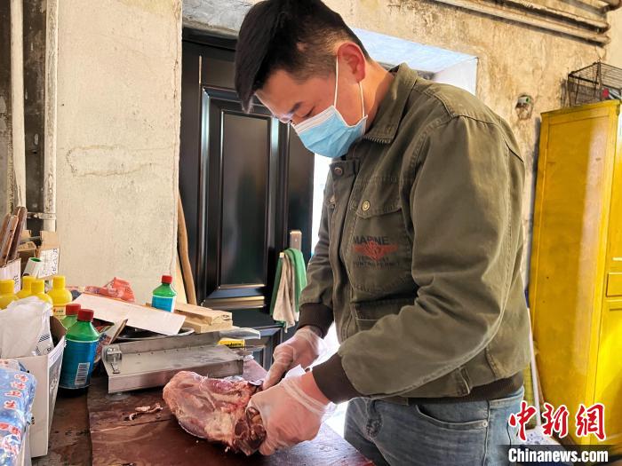 圖為雪豹“奶爸”史壽軍正在準(zhǔn)備投喂雪豹的食材?！●R銘言 攝