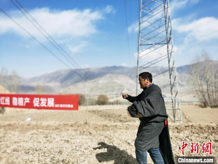 圖為藏族民眾撒種、施肥?！?zhí)砀?攝