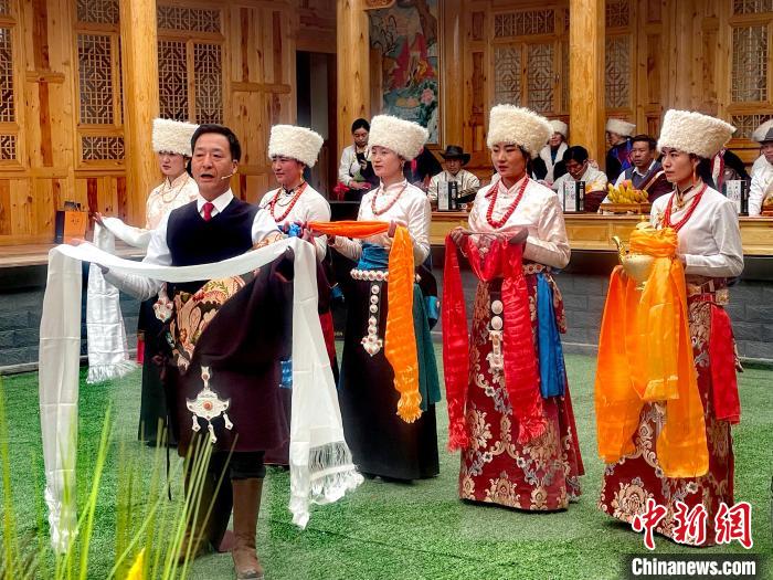 圖為“村晚”現(xiàn)場?！±钣穹?攝