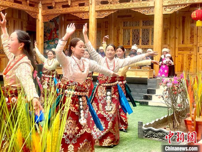 圖為藏族女性載歌載舞?！±钣穹?攝