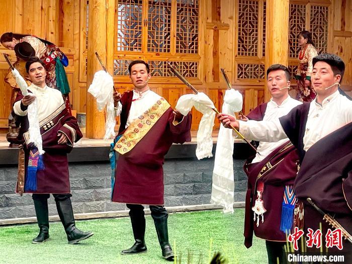 圖為藏族漢子表演節(jié)目。　李玉峰 攝