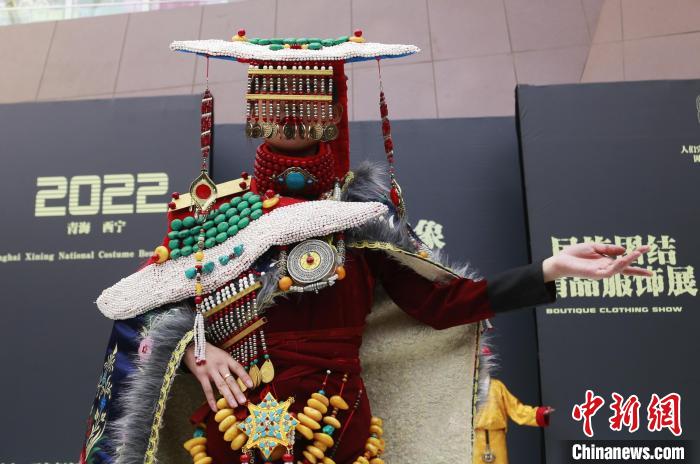 圖為模特展示藏族服飾?！●R銘言 攝