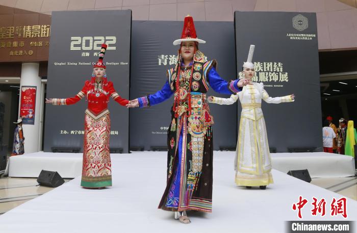 圖為模特展示蒙古族服飾?！●R銘言 攝