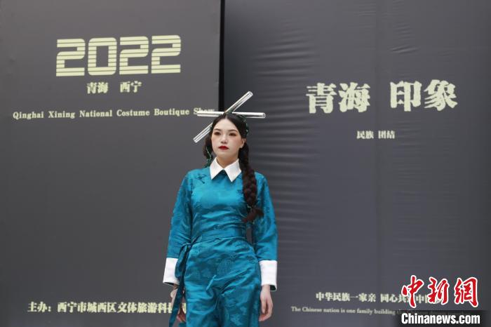 圖為模特展示少數(shù)民族服飾。　馬銘言 攝