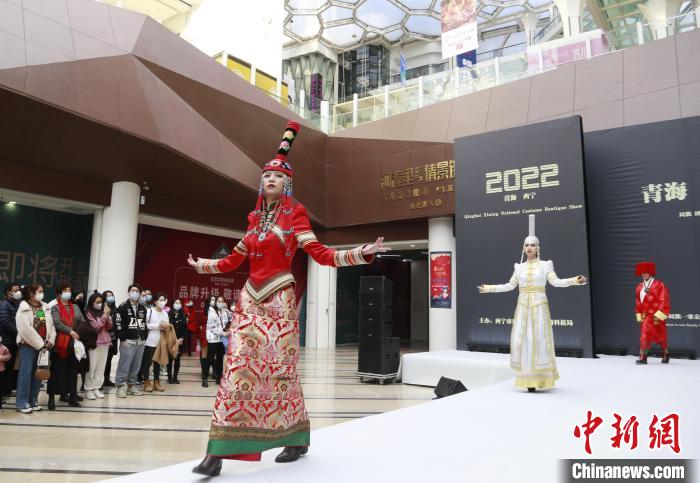 圖為模特身穿民族服飾進(jìn)行走秀?！●R銘言 攝