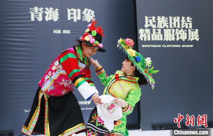 圖為模特身穿土族服飾進(jìn)行“土族刺繡”表演?！●R銘言 攝