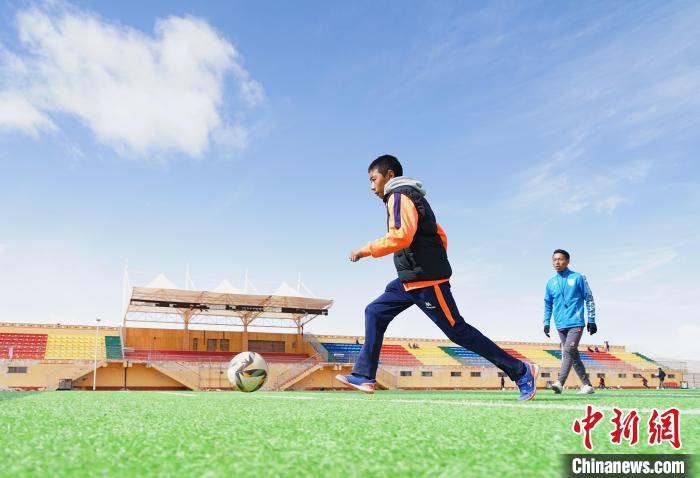 圖為一名男孩運球射門?！●R銘言 攝