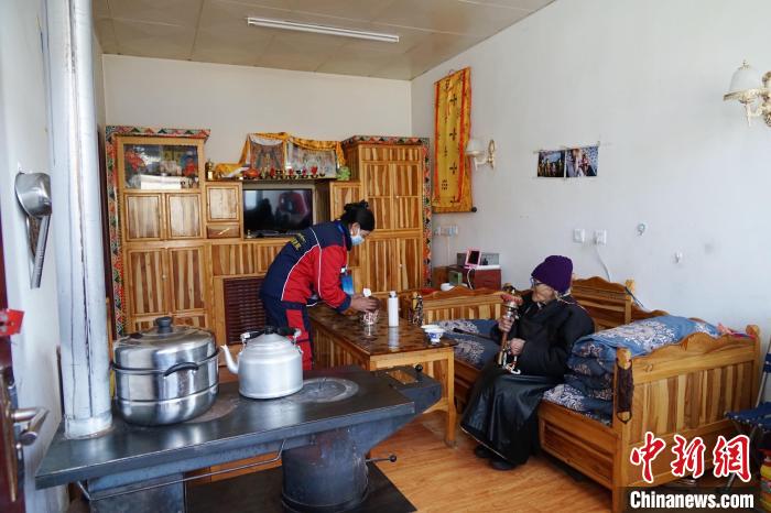 圖為敬老院護工為老人打掃屋內(nèi)衛(wèi)生?！●R銘言 攝