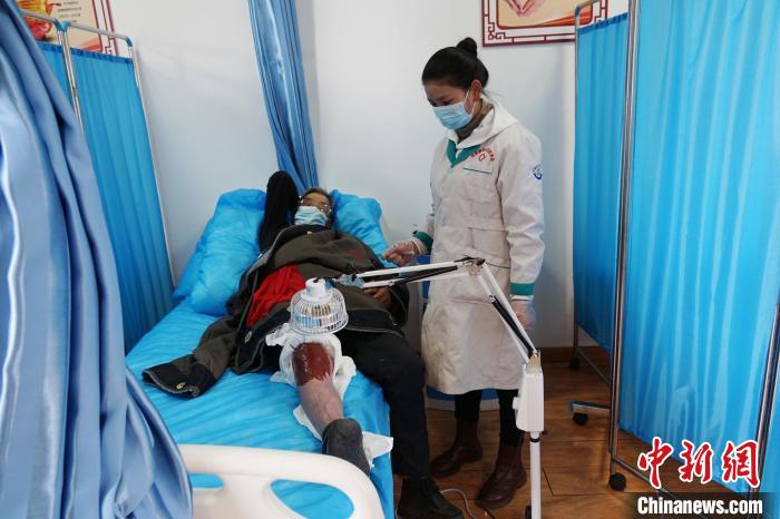 圖為敬老院醫(yī)生用藏藥為老人進行治療?！●R銘言 攝