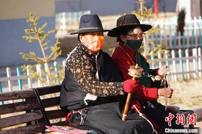 圖為敬老院老人在院內(nèi)曬太陽轉(zhuǎn)經(jīng)桶?！●R銘言 攝