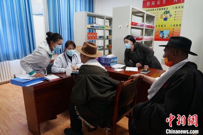 圖為骨科醫(yī)生為敬老院老人們進行集中檢查?！●R銘言 攝