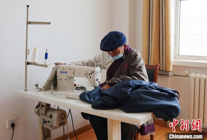 圖為敬老院老人使用縫紉機?！●R銘言 攝