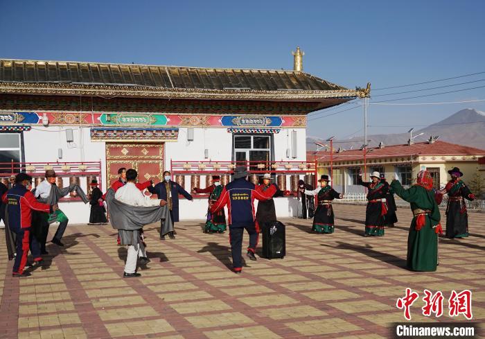 圖為老人們飯后跳起歡快的鍋莊舞蹈。　馬銘言 攝