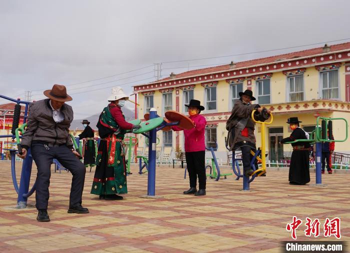 圖為老人們使用健身器材鍛煉身體。　馬銘言 攝