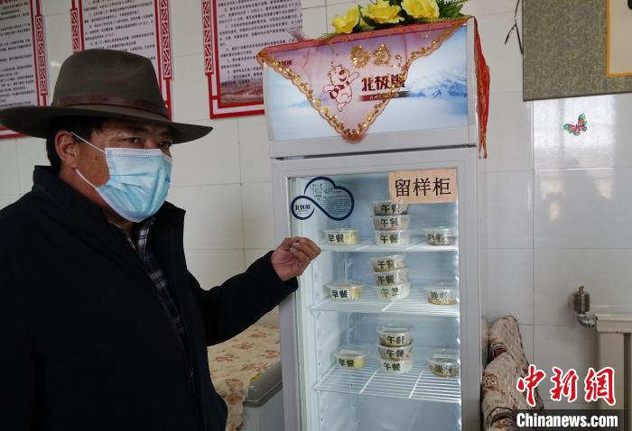 圖為敬老院院長德高介紹，老人們的三餐均有留樣記錄?！●R銘言 攝