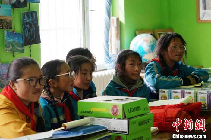 圖為學(xué)生正在認(rèn)真聽(tīng)生態(tài)課。　馬銘言 攝