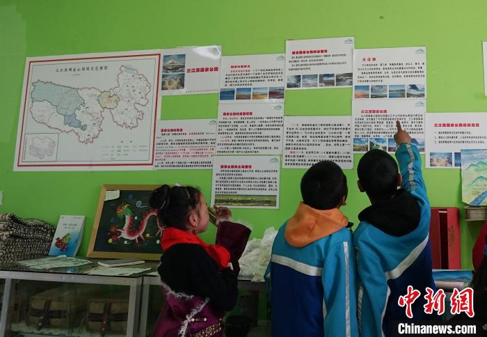 圖為學(xué)生在生態(tài)課堂上了解三江源國(guó)家公園知識(shí)?！●R銘言 攝