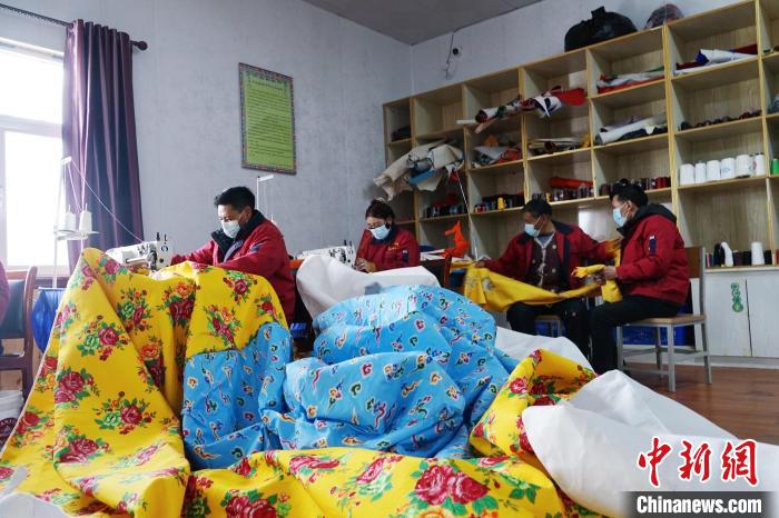 圖為工人們正在制作帳篷?！●R銘言 攝