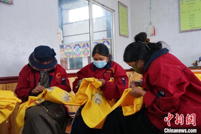 圖為工人正在制作哈達(dá)?！●R銘言 攝