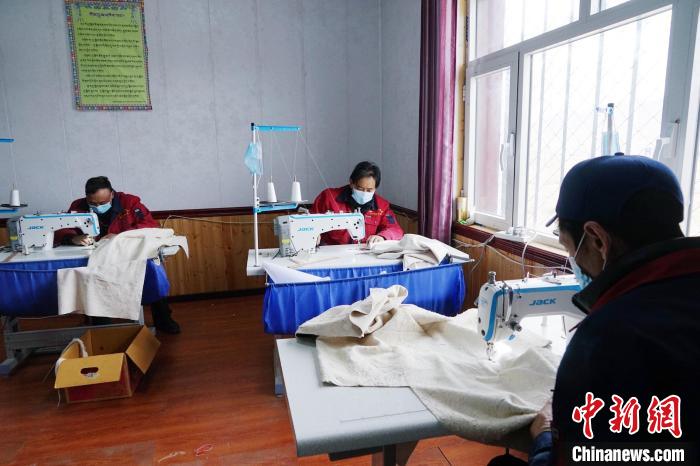 圖為員工正在制作藏服?！●R銘言 攝