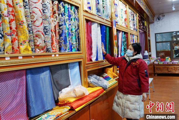 圖為員工清點(diǎn)布匹。　馬銘言 攝