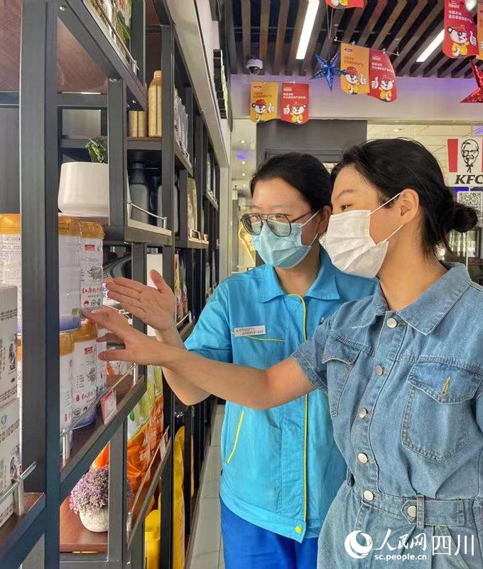 顧客可以在川內(nèi)中國石油加油站便利店內(nèi)選購到品質純正的紅原奶粉。張霞攝