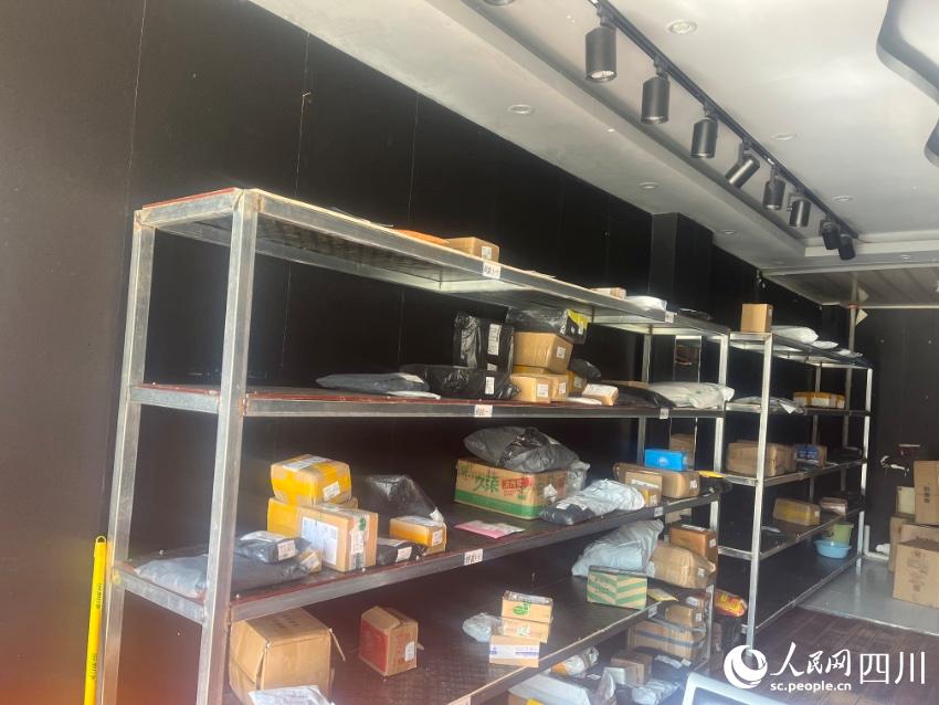 縣城自提點包裹。諸葛輝攝