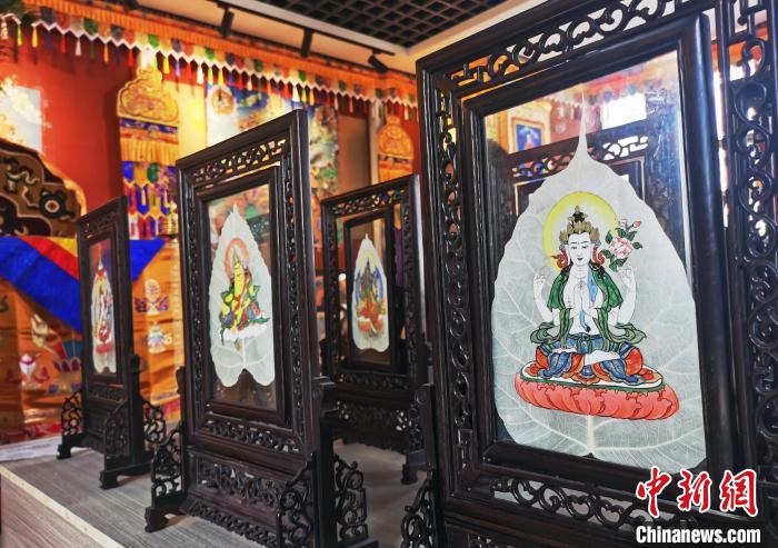 圖為久美尖措創(chuàng)作的藝術品。　張?zhí)砀?攝