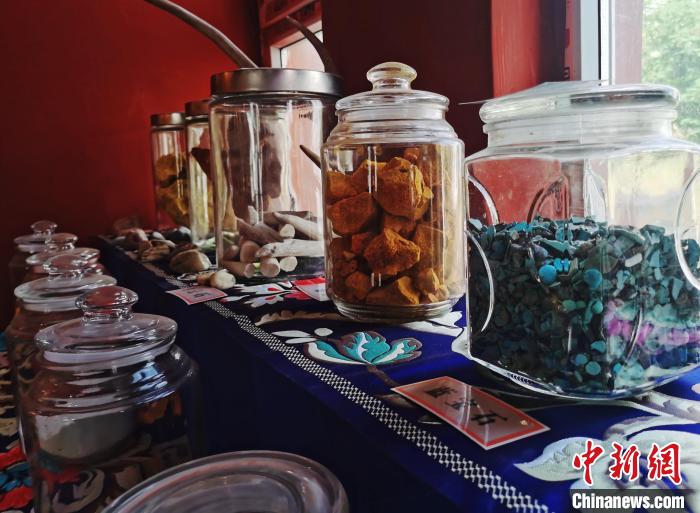 圖為唐卡繪畫礦物顏料展示?！?zhí)砀?攝